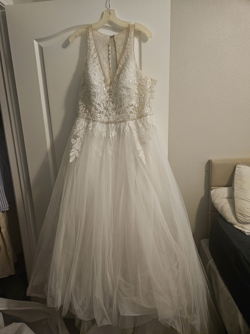 David's Bridal Ivory Lace Appliqué V-Neck Wedding Gown